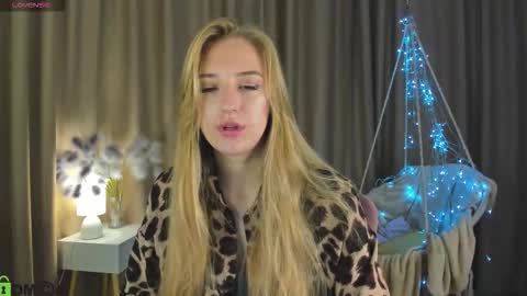 Snapshot of stacy_riiver chatting on October 12, 9:19 am Stacy Mon Tue Wed Thu Fri Sun GMT GMT 3 1000am - 0400pm online show from October 12, 9:19 am