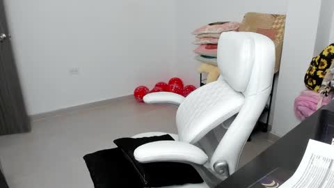 Snapshot of stacy_woods chatting on February 18, 1:43 am Zulma Yisset online show from February 18, 1:43 am