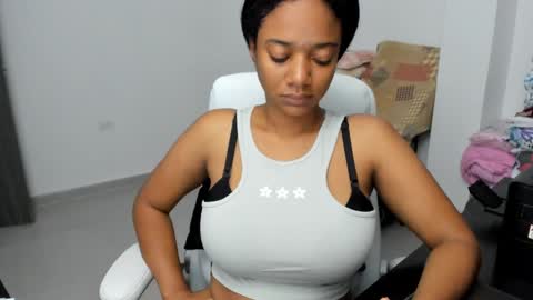 Snapshot of stacy_woods chatting on February 22, 1:22 am Zulma Yisset online show from February 22, 1:22 am