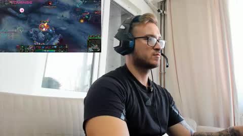 Snapshot of starkiller777550 chatting on November 21, 8:57 am Marius online show from November 21, 8:57 am