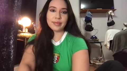 Snapshot of starlitdreams777 chatting on February 25, 3:20 am starlitdreams777 online show from February 25, 3:20 am