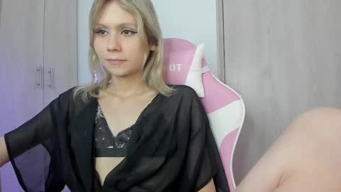 Snapshot of starmoonly chatting on June 4, 11:44 pm starmoonly online show from June 4, 11:44 pm