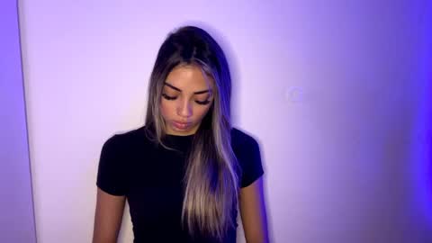 Mia online show from April 28, 8:19 am