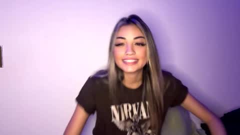Mia online show from May 3, 8:15 pm
