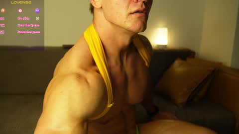 Snapshot of steevemuscle chatting on May 17, 10:11 am Steeve online show from May 17, 10:11 am