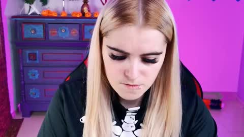 Snapshot of stef_nicks chatting on October 30, 9:00 am stef_nicks online show from October 30, 9:00 am