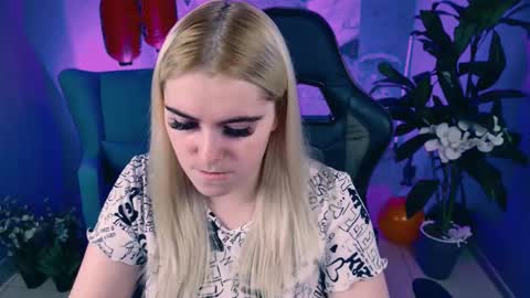 Snapshot of stef_nicks chatting on November 6, 9:10 am stef_nicks online show from November 6, 9:10 am