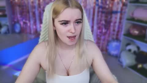 stef_nicks online show from February 12, 9:04 am