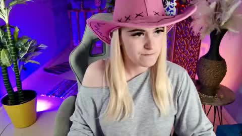 stef_nicks online show from March 15, 9:04 am