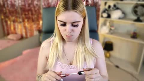 stef_nicks online show from May 1, 9:03 am