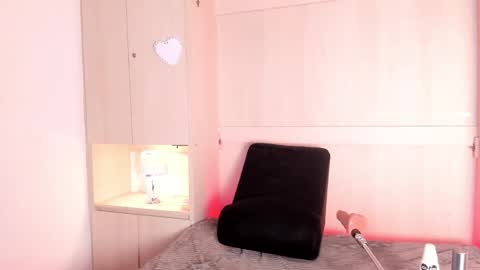 stefannyevans_ online show from April 29, 5:30 pm