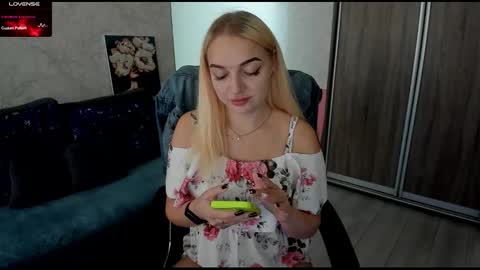 Snapshot of stella__cox chatting on September 14, 12:15 pm Stella Cox online show from September 14, 12:15 pm