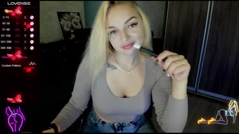 Snapshot of stella__cox chatting on September 20, 5:41 am Stella Cox online show from September 20, 5:41 am