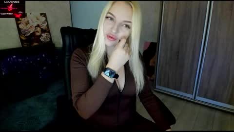 Snapshot of stella__cox chatting on November 15, 6:44 am Stella Cox online show from November 15, 6:44 am