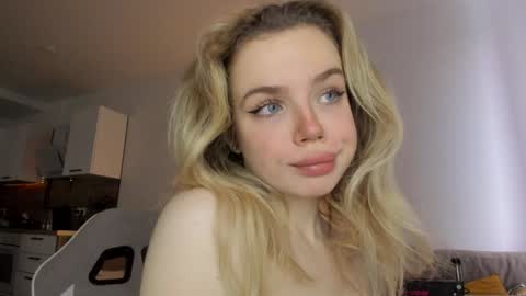 Snapshot of stella_vans chatting on January 4, 9:10 am Asella online show from January 4, 9:10 am