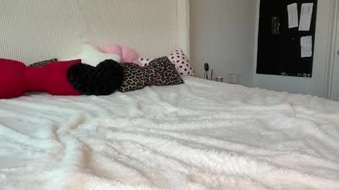 Stella Kay online show from May 4, 10:17 pm