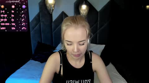 Snapshot of stephanie_sea chatting on February 5, 5:52 am Stephanie Sea online show from February 5, 5:52 am