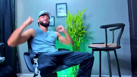 Snapshot of stev_velez chatting on October 25, 2:24 pm Steve  online show from October 25, 2:24 pm