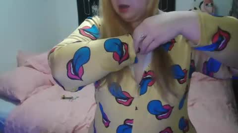 Snapshot of stoned2dabones666 chatting on December 10, 11:32 am Haily online show from December 10, 11:32 am