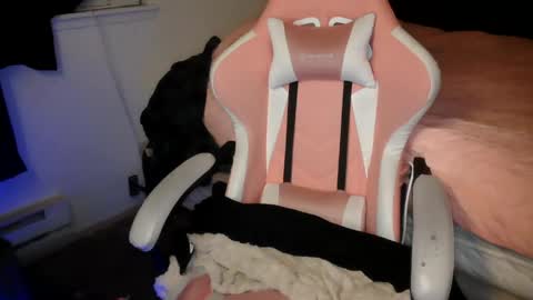 Snapshot of stoned2dabones666 chatting on December 23, 3:40 am Haily online show from December 23, 3:40 am