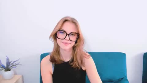 Snapshot of stormigold chatting on March 9, 9:35 am Stormi online show from March 9, 9:35 am