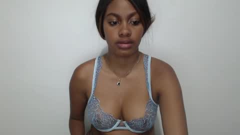 stormihills_ online show from April 30, 1:23 am