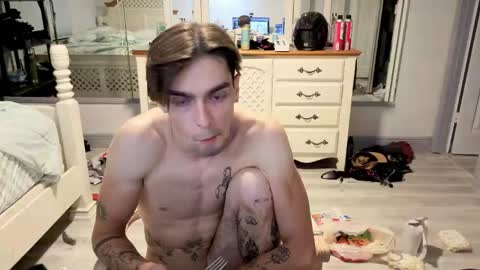 Snapshot of str8whiteboy21 chatting on May 19, 6:42 am str8whiteboy21 online show from May 19, 6:42 am