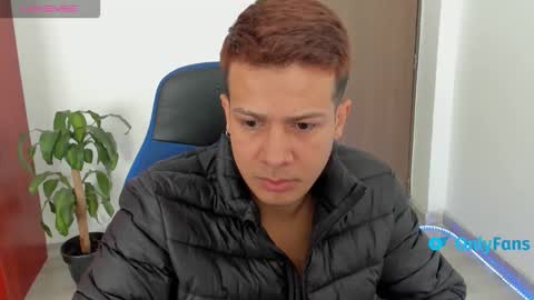 Snapshot of straight_boys_hornys chatting on January 18, 2:10 pm straight_boys_hornys online show from January 18, 2:10 pm