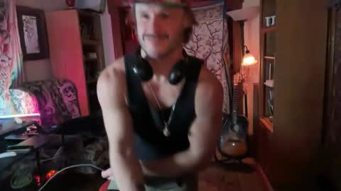 Snapshot of straightishd chatting on December 14, 3:34 am Cowboy Zuhly online show from December 14, 3:34 am