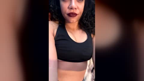 Snapshot of strawberriesxstraps chatting on December 17, 2:56 pm Strawberries X Straps online show from December 17, 2:56 pm