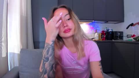 Snapshot of strawberrypie99 chatting on September 11, 9:42 am Tati and Lola online show from September 11, 9:42 am