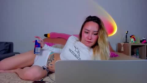 Snapshot of strawberrypie99 chatting on January 12, 1:38 pm Tati and Lola online show from January 12, 1:38 pm