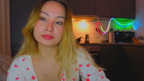 Snapshot of strawberrypie99 chatting on March 1, 4:14 am Tati and Lola online show from March 1, 4:14 am