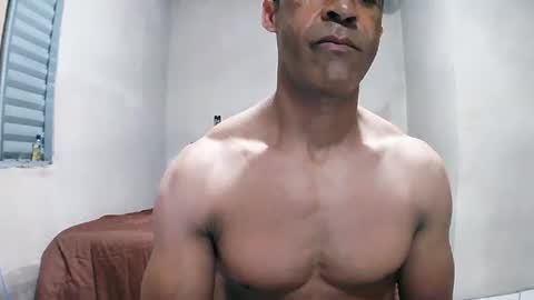 Snapshot of strongdaddyfantastic chatting on July 7, 9:52 pm strongdaddyfantastic online show from July 7, 9:52 pm