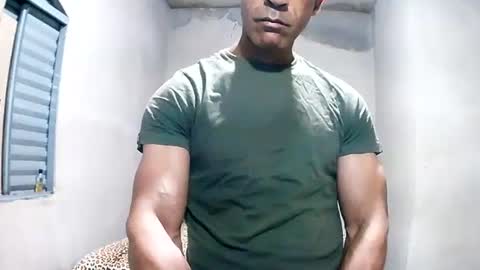 Snapshot of strongdaddyfantastic chatting on August 3, 2:10 am strongdaddyfantastic online show from August 3, 2:10 am