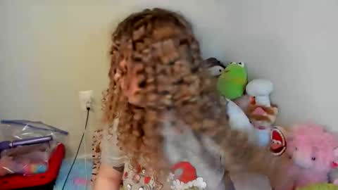 Snapshot of strwbby chatting on December 4, 2:43 am Strwbby online show from December 4, 2:43 am