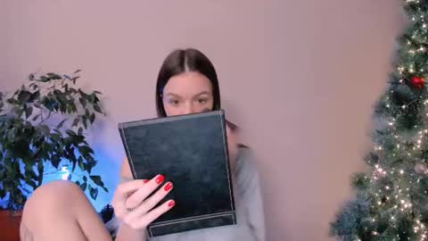 Snapshot of stuffed_cookie chatting on December 28, 7:33 am Mary online show from December 28, 7:33 am