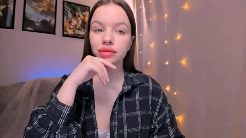 Snapshot of stuffed_cookie chatting on January 10, 9:23 am Mary online show from January 10, 9:23 am