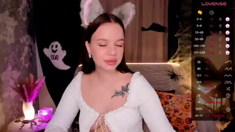 Snapshot of stuffed_cookie chatting on October 23, 8:35 am Mary online show from October 23, 8:35 am