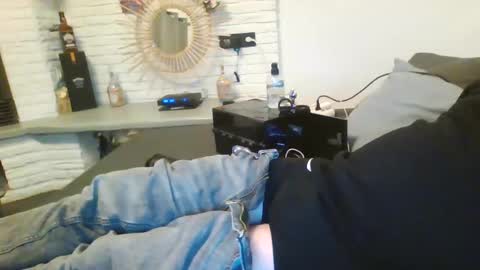 Snapshot of submissivguy chatting on December 17, 8:21 pm submissivguy online show from December 17, 8:21 pm