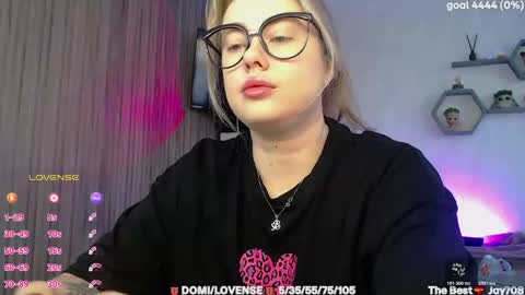 suchcute_ online show from February 19, 3:02 am