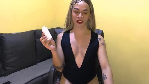 Snapshot of suckablemistress4u chatting on December 9, 6:01 am SELF SUCKER ALICIA online show from December 9, 6:01 am