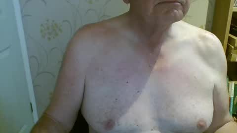 suffolkboy4 online show from May 5, 7:11 pm