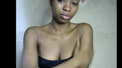 Snapshot of sugarmeltsxx chatting on December 18, 8:42 am Bella online show from December 18, 8:42 am