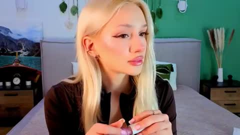 sugarwhisper online show from March 4, 10:10 am