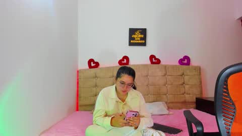 Snapshot of summer_girls01 chatting on October 7, 11:02 pm summer_girls01 online show from October 7, 11:02 pm