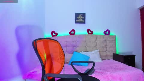 Snapshot of summer_girls01 chatting on October 9, 12:30 am summer_girls01 online show from October 9, 12:30 am