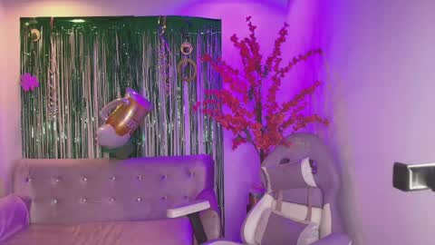 summer_miller online show from March 17, 11:35 am