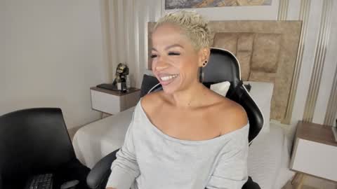 Snapshot of summer_night_ chatting on December 4, 10:46 am Summer online show from December 4, 10:46 am