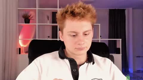 Snapshot of sunburn_boy chatting on July 3, 6:03 pm Emilio online show from July 3, 6:03 pm